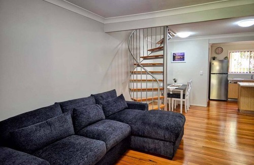 Tewantin Apartment | Noosaville Getaway, Walk to River, Marina and Boat Ramp