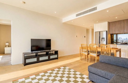 Mascot Apartment | North-Facing 3BR with City Views & Parking