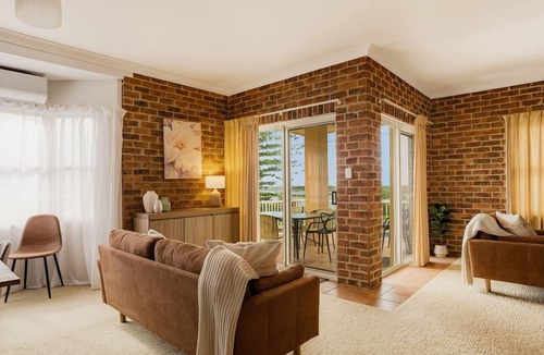 Urunga Apartment | North Street Panorama -stunning mountain and ocean views
