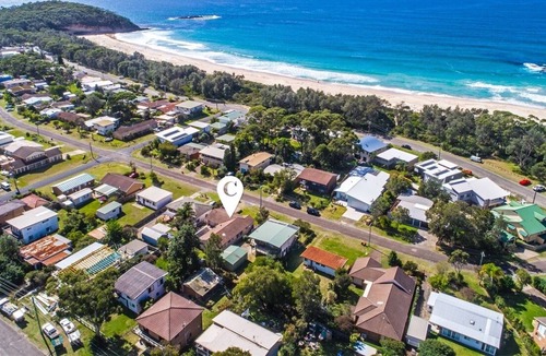 Narrawallee House | Now Available 22 Oct to 1 Nov - 120m to Beach!