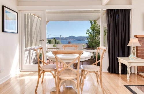 Sandy Bay Villa | Nutgrove Villa - Walk to Beach, cafes and shops