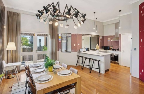 East Perth House | NY Style - City Views - Parking - Walk to Cafes