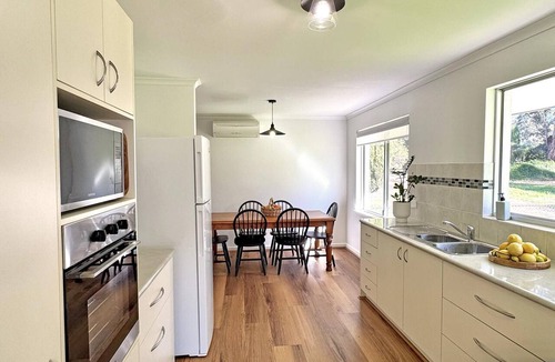 Denmark House | Oak Tree Cottage: Games Room + Pets, Mins to Town, Sleeps 6