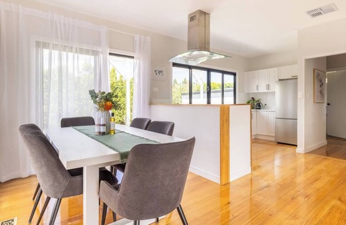 North Geelong House | Oaklight Haven Minutes to Geelong Waterfront and CBD