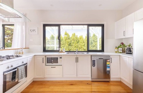 North Geelong House | Oaklight Haven Minutes to Geelong Waterfront and CBD