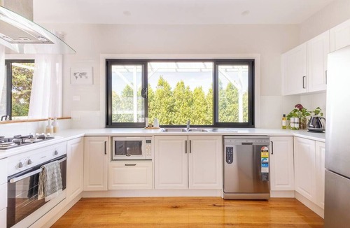 North Geelong House | Oaklight Haven Minutes to Geelong Waterfront and CBD