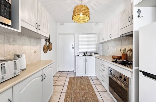 Cottesloe Apartment | Ocean Breeze – Walk to Cottesloe Beach, light-filled coastal apartment