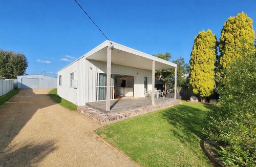 Tomakin House | Ocean Haze Beach House | Walk to Beach | Sleeps 8 | Family Friendly