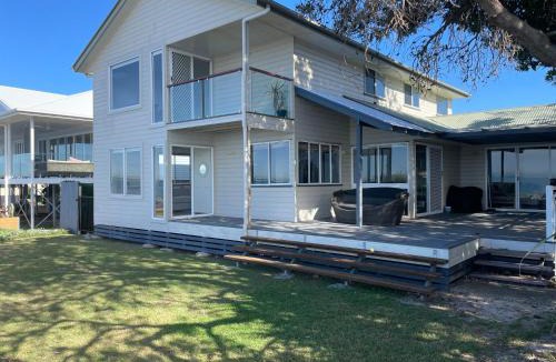 Beachmere House | Ocean Pearl - 3 bedroom beachfront property!
