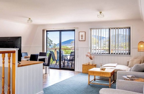 Bicheno House | Ocean Pines - Walk to Bicheno blowhole!