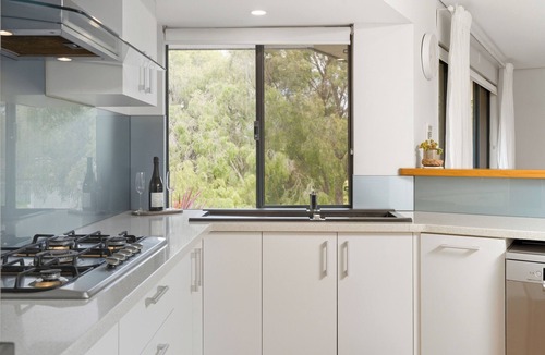Quindalup House | Ocean's Edge - 50m to the beach.