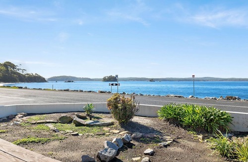Batehaven Villa | Ocean's Edge in Batehaven