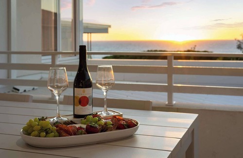 Ocean Reef House | Ocean View Stay Near Burns Beach & Cafés
