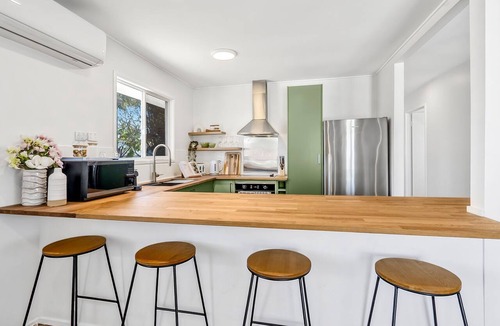 Margate House | Ocean view villa - Walk to Beach & Margate Village - Pet-Friendly!