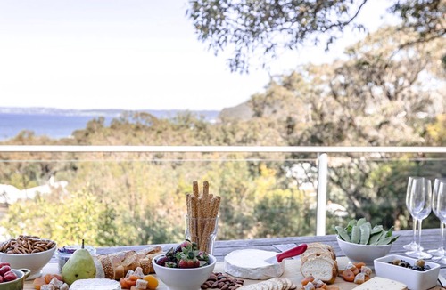 Killcare House | Ocean views, easy walk to beach and national park