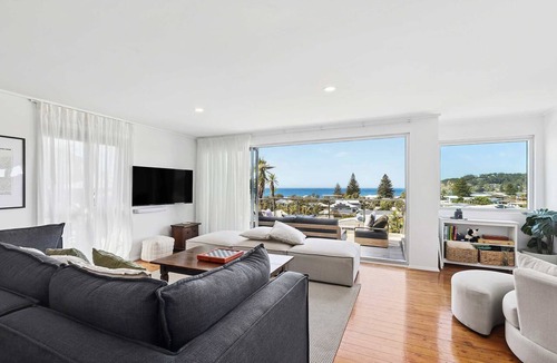 North Avoca House | Ocean Views Every Room. 100m to Beach. Sleeps 13