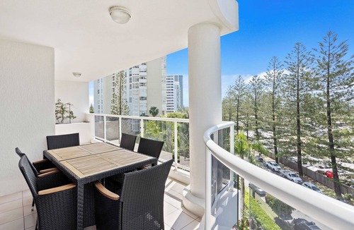 Main Beach Apartment | Ocean views in an iconic luxury location!