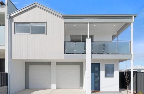 Christies Beach House | Ocean Views on Grundy | New Home | Family Friendly