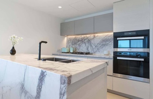 Surfers Paradise Apartment | Oceanfront Luxury 2 BR Family Apt