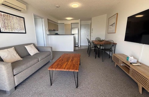 Urangan Apartment | Oceanfront Views - Resort Pool - Marina Getaway