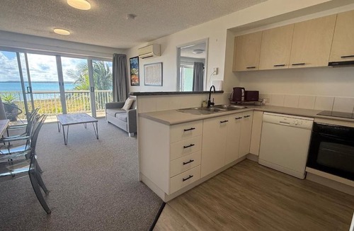 Urangan Apartment | Oceanfront Views - Resort Pool - Marina Getaway
