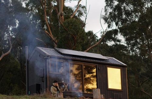 Hallston House | Off-Grid Cabin Surrounded by Nature - Hot Tub - Arlo