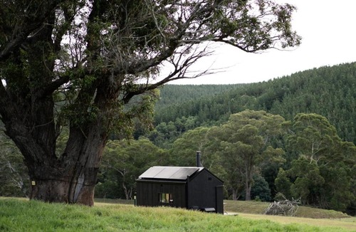 Tarra Valley House | Off-Grid Cabin with Valley Views and Hot Tub - Pepe