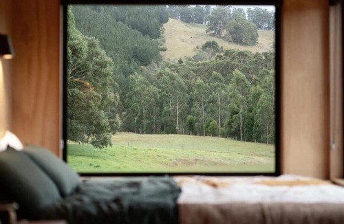 Tarra Valley House | Off-Grid Cabin with Valley Views and Hot Tub - Velma