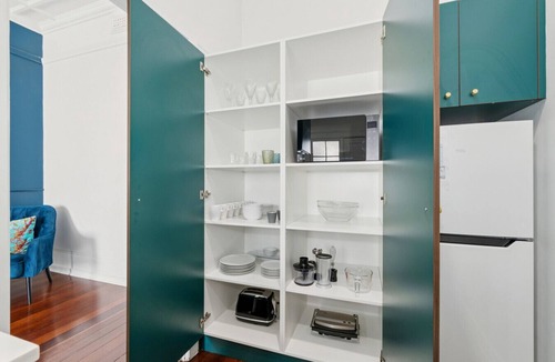 West Perth Apartment | Old English Inspired 1BR Apartment