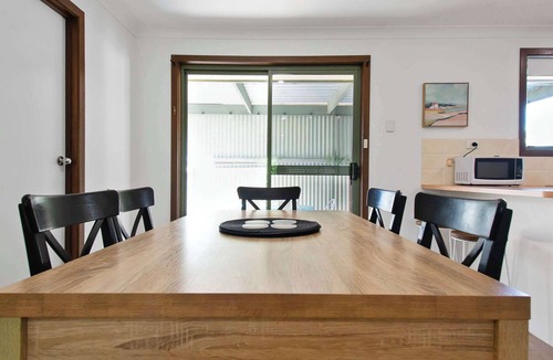 Lake Albert House | Oleander Cottage - Cosy Ambience, Pets Allowed