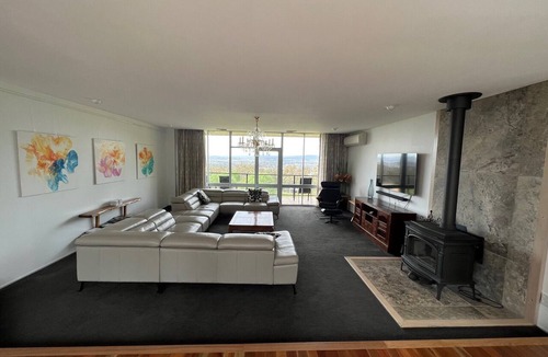 Mount Panorama House | On the Mount Panorama racing circuit, large house with pool, tennis court