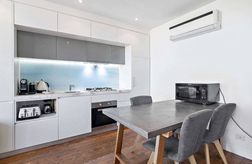 Port Melbourne Apartment | One-Bed Apartment Close to Cafés and Coast