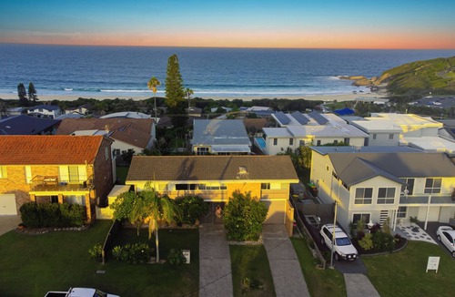 Forster House | One Mile Horizon | Iconic 70s Beach House, Forster, NSW