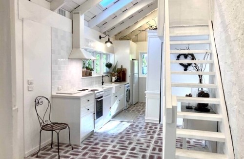 Healesville House | ONE WEE COTTAGE Cosy romantic Dog friendly, Book your Winter fireside stay now