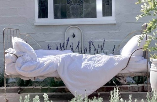 Healesville House | ONE WEE COTTAGE Cosy romantic Dog friendly, Book your Winter fireside stay now