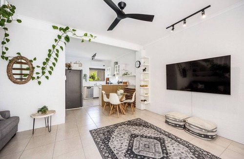 Torquay House | Opal Sands: Steps from the Beach.