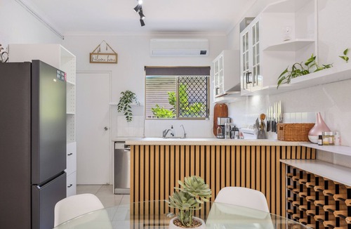 Torquay House | Opal Sands: Steps from the Beach.