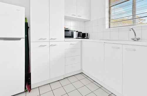 Elsternwick Apartment | Opposite Rippon Lea Estate