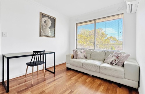 Elsternwick Apartment | Opposite Rippon Lea Estate
