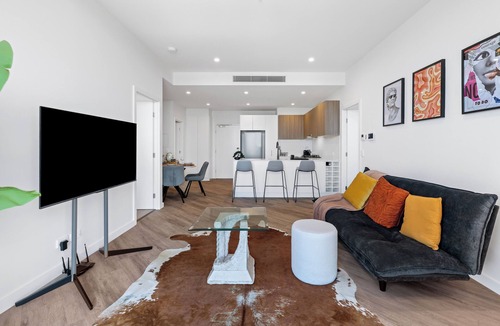 Southport Apartment | Opulent 2BR Sky View Parking, Pool, Gym & Sauna