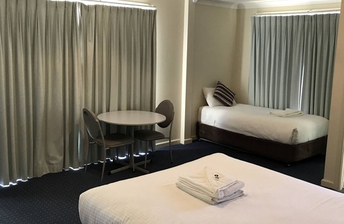 Orange East Hotel | Orange Motor Lodge