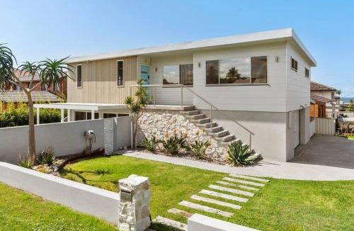 Caves Beach House | Pacific Breeze