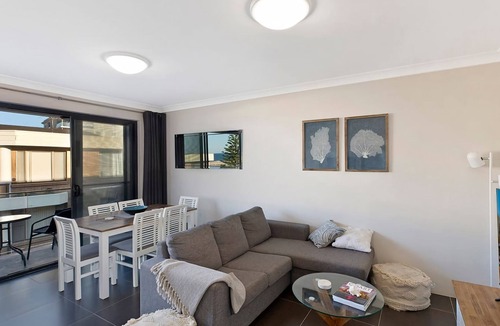 The Entrance Apartment | Pacific Court 10 Renovated Apartment