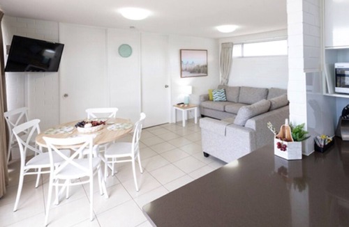 Moreton Bay Region Resort | Pacific View has Spa Sauna Pool table tennis & is Non Smoking Accommodation.