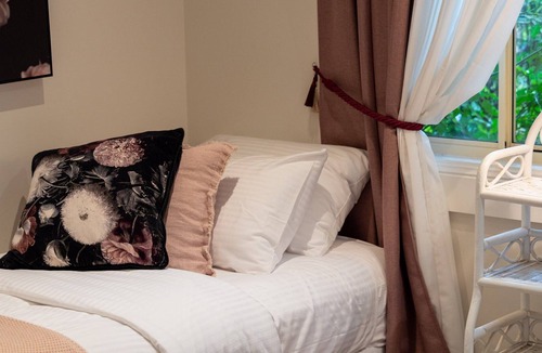 Barrengarry House | Paddington Cottage - romantic weekend away or a great place for family catch up