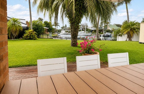 Runaway Bay House | Palm Cove Waters Retreat - Walk to Broadwaters!
