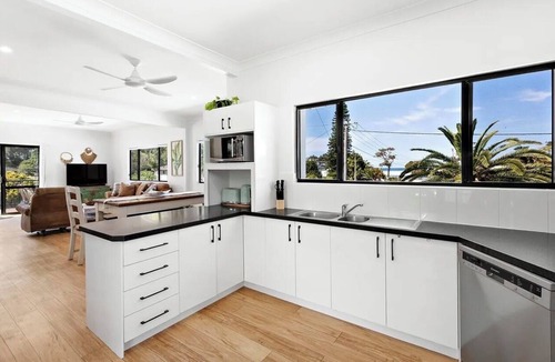 Lake Cathie House | 'Palm Retreat': 100m to Lake Cathie and beach, great for families- Pet Friendly