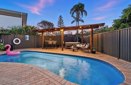 Lake Cathie House | 'Palm Retreat': 100m to Lake Cathie and beach, great for families- Pet Friendly