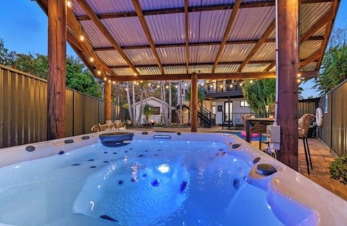 Lake Cathie House | 'Palm Retreat': 100m to Lake Cathie and beach, great for families- Pet Friendly