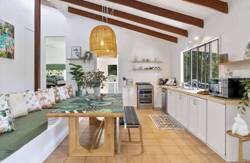 Eumundi House | Palms Cottage - Pet-Friendly Eumundi Retreat
